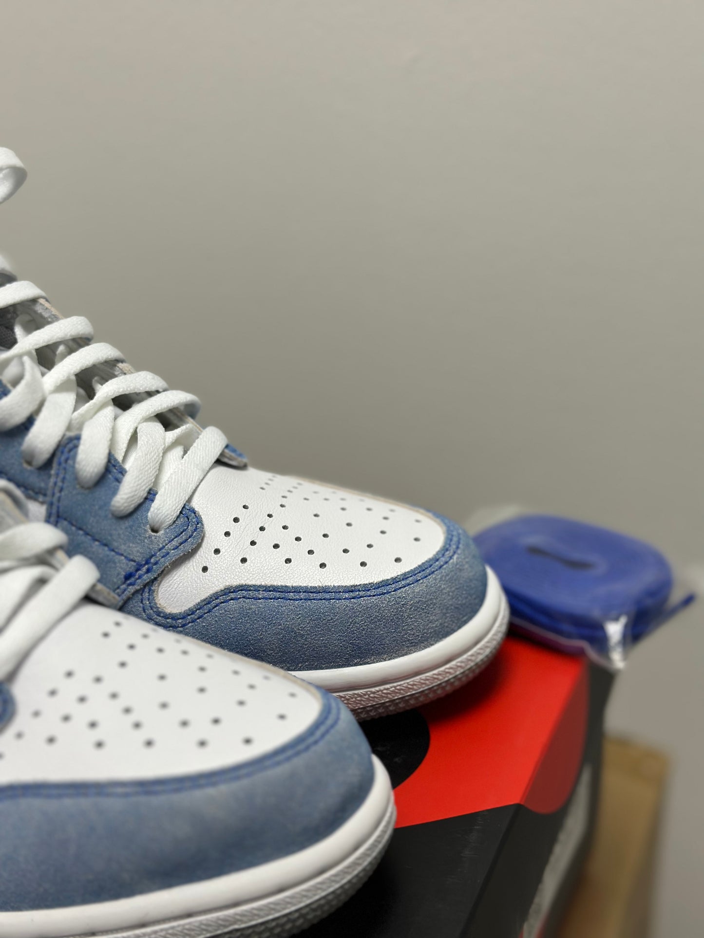 Jordan 1 Retro High Hyper Royale Smoke Grey