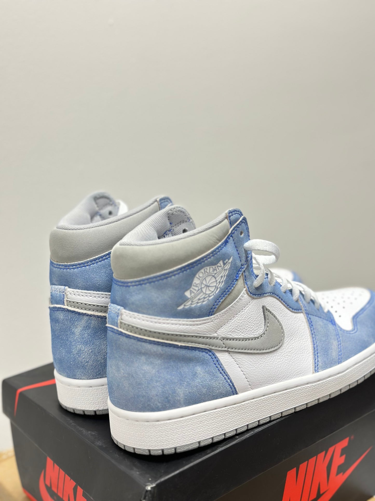 Jordan 1 Retro High Hyper Royale Smoke Grey
