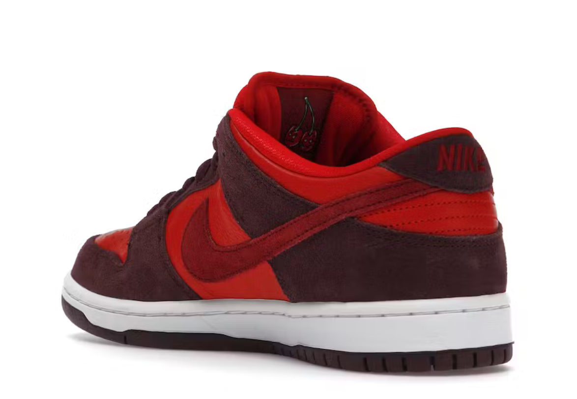 Nike SB Dunk Low
Cherry