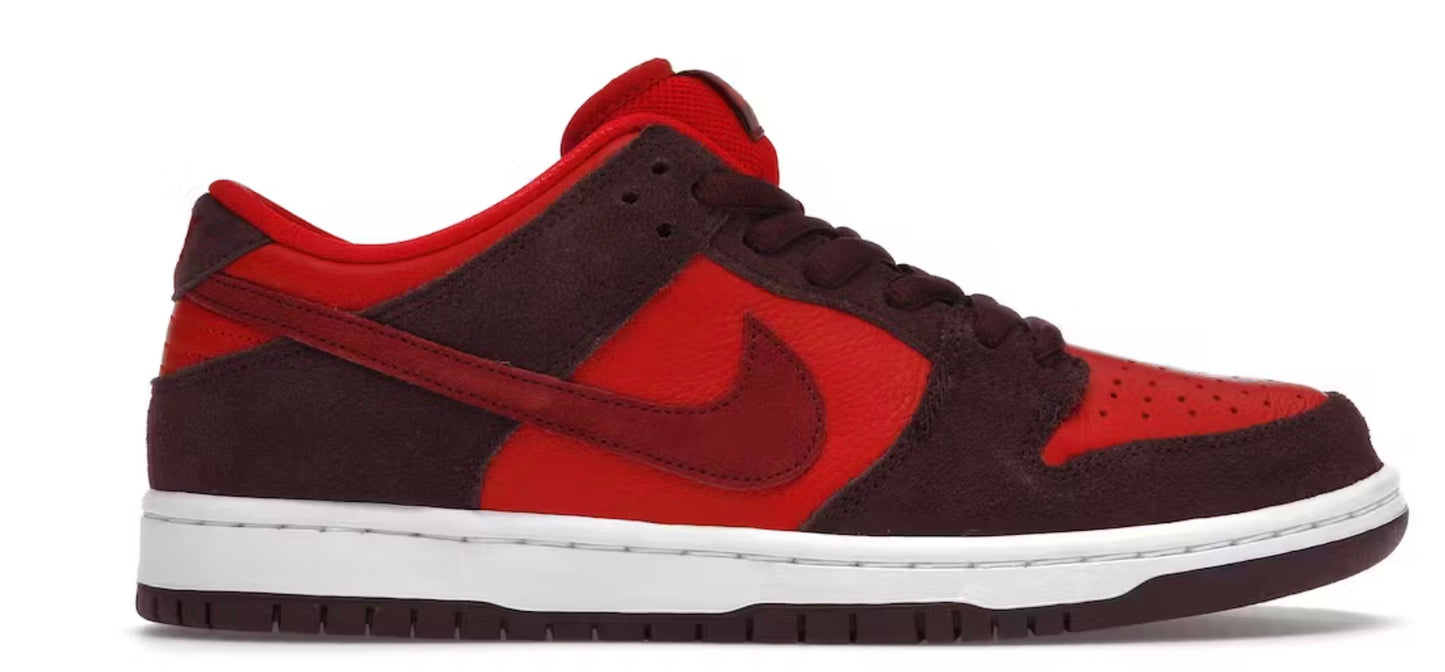 Nike SB Dunk Low
Cherry