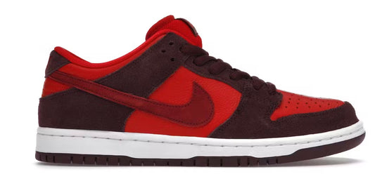 Nike SB Dunk Low
Cherry