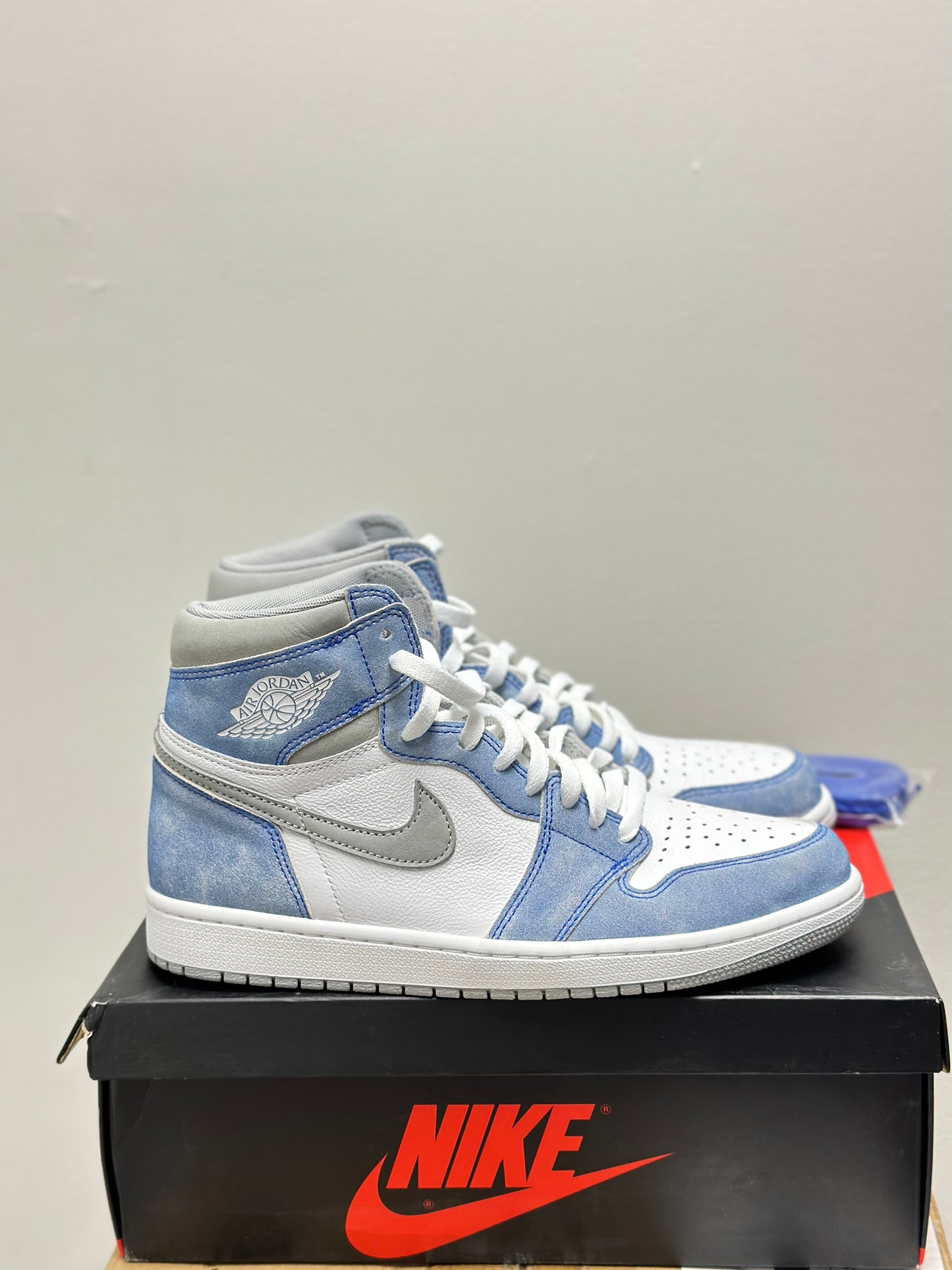 Jordan 1 Retro High Hyper Royale Smoke Grey
