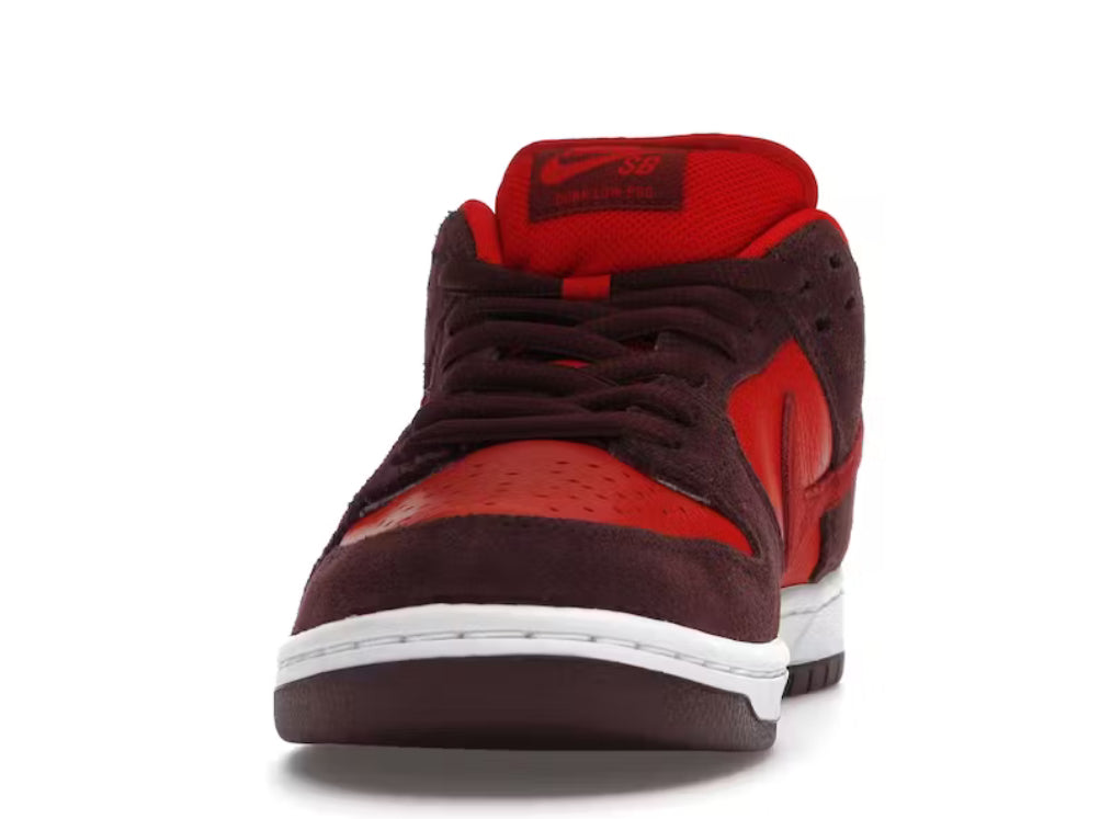 Nike SB Dunk Low
Cherry